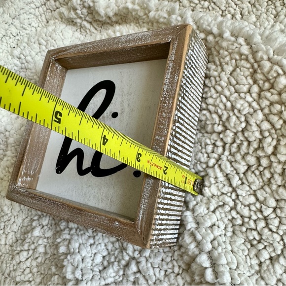 ‘Hi’ Small Wall Decor - Picture 6 of 7